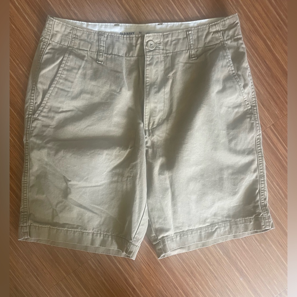 Old navy khaki short. Style lived in straight. Size 32